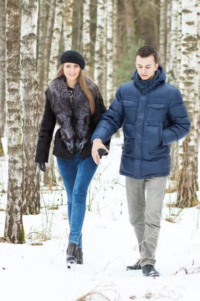Feliz jovem casal no inverno — Fotografia de Stock