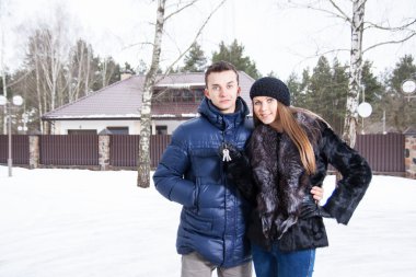 genç güzel çift ayakta kucaklayan