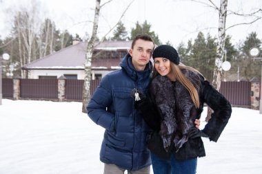 genç güzel çift ayakta kucaklayan