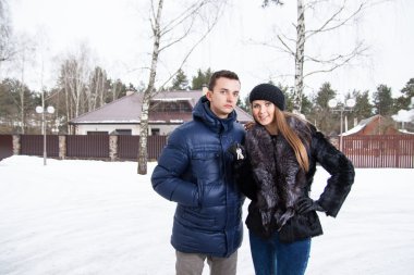 genç güzel çift ayakta kucaklayan