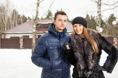 genç güzel çift ayakta kucaklayan