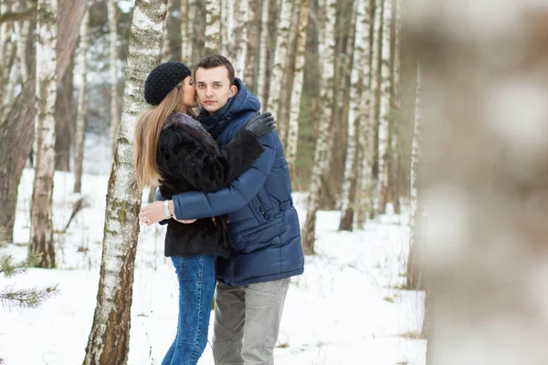 Lyckligt ungt par på vintern — Stockfoto