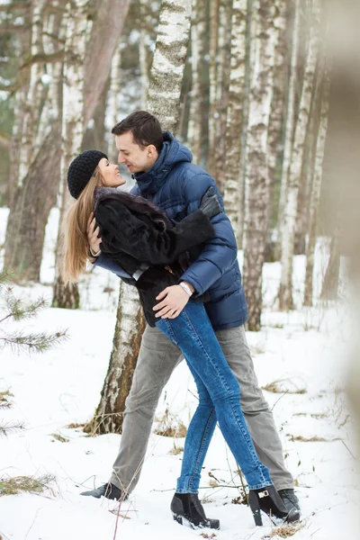 Feliz jovem casal no inverno — Fotografia de Stock