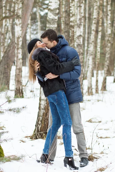 Feliz jovem casal no inverno — Fotografia de Stock