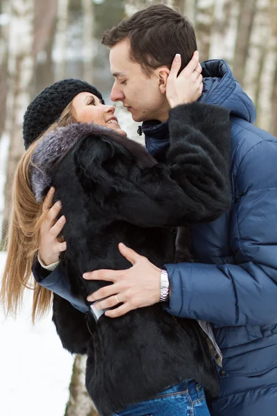 Happy Young Couple in Winter — Stock Photo, Image