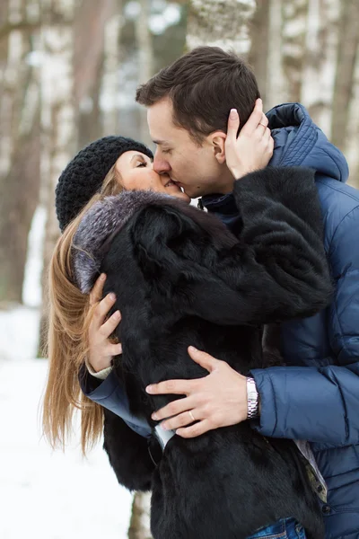 Gelukkig jong paar in de winter — Stockfoto