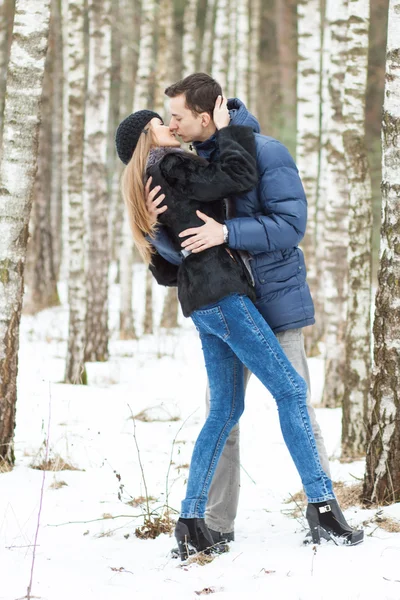 Lyckligt ungt par på vintern — Stockfoto