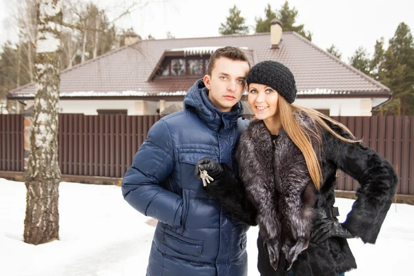 Young beautiful couple standing embracing — Stock Photo, Image