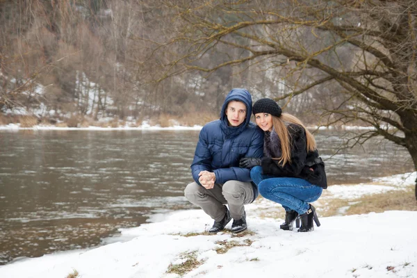 Couple jouant sur la côte — Photo