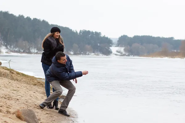 Casal brincando na costa — Fotografia de Stock