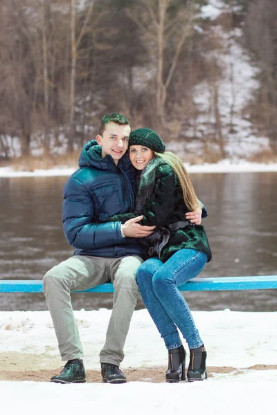 Couple assis sur un banc — Photo