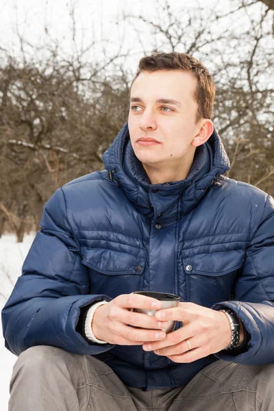 Mann wärmt sich mit heißem Tee auf — Stockfoto