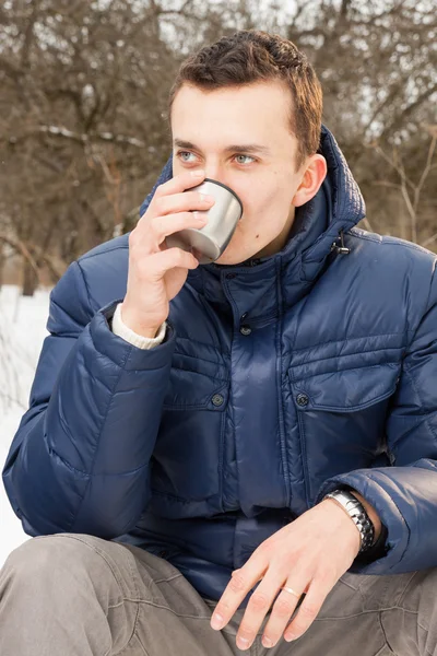 Mann wärmt sich mit heißem Tee auf — Stockfoto