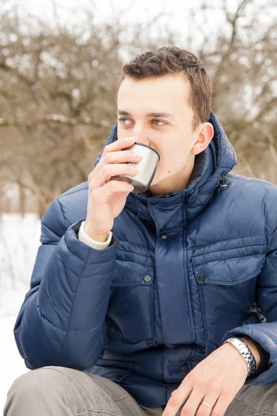 Mann wärmt sich mit heißem Tee auf — Stockfoto