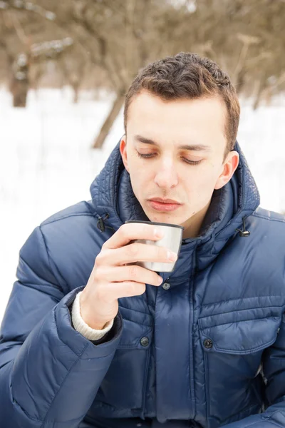 Mann wärmt sich mit heißem Tee auf — Stockfoto