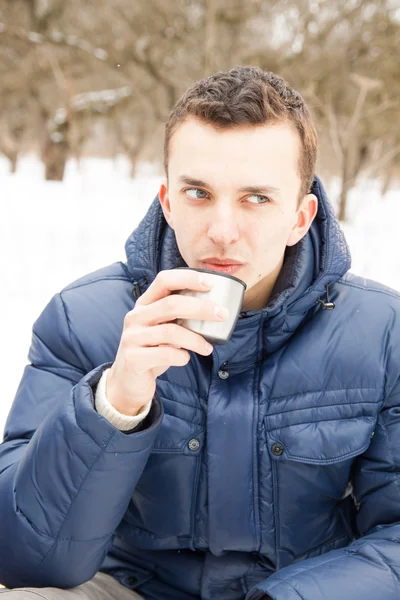 Mann wärmt sich mit heißem Tee auf — Stockfoto