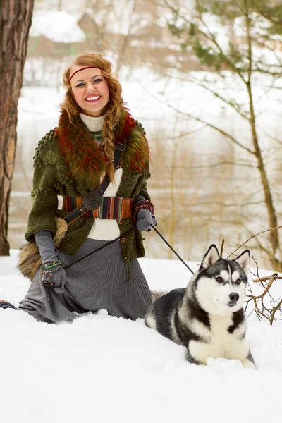 Felice giovane donna seduta con cane husky siberiano — Foto Stock