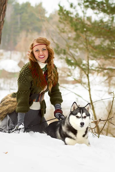 Szczęśliwa młoda kobieta siedzi z psem husky syberyjski — Zdjęcie stockowe