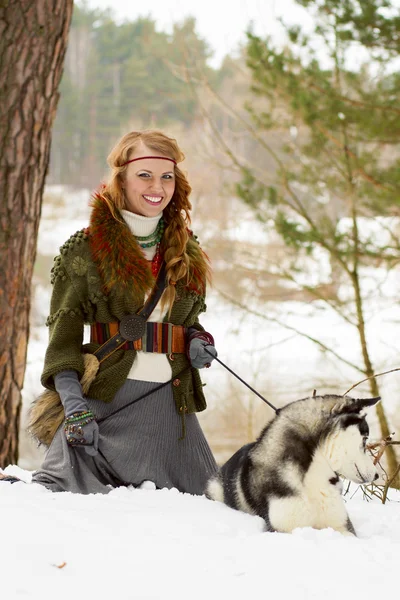 Szczęśliwa młoda kobieta siedzi z psem husky syberyjski — Zdjęcie stockowe
