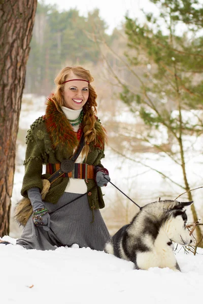 Jovem feliz sentada com cão husky siberiano — Fotografia de Stock