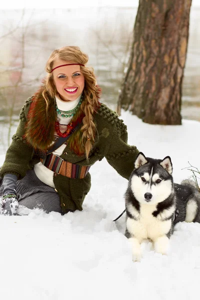 Lykkelig ung kvinde sidder med sibirisk husky hund - Stock-foto