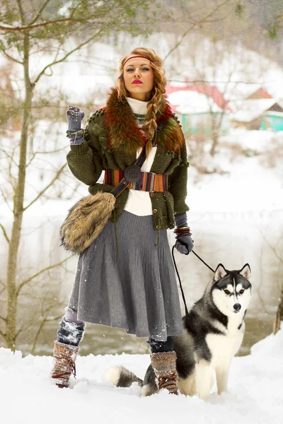 Jovem mulher feliz de pé com cão husky siberiano — Fotografia de Stock