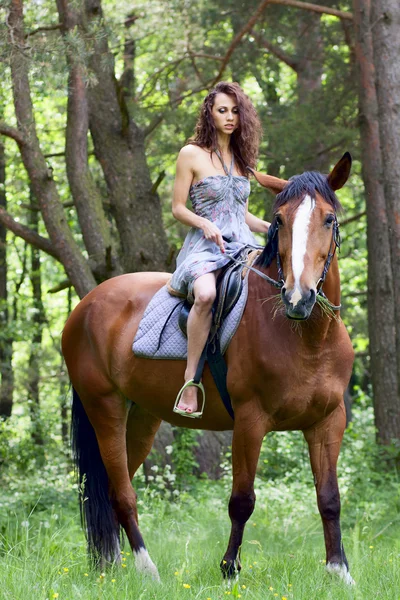 Hermosa joven a caballo — Foto de Stock