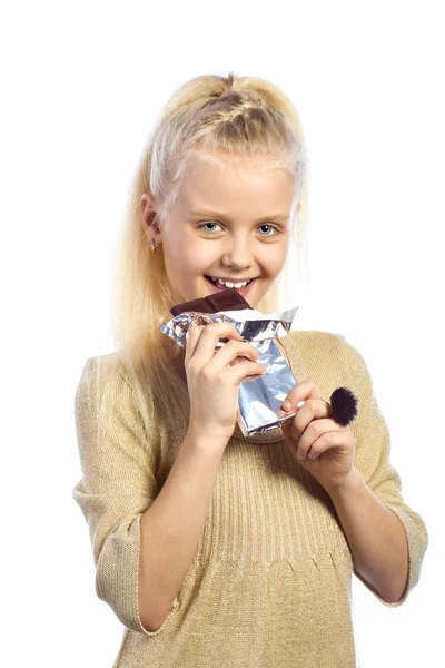 Vacker flicka bita choklad. — Stockfoto