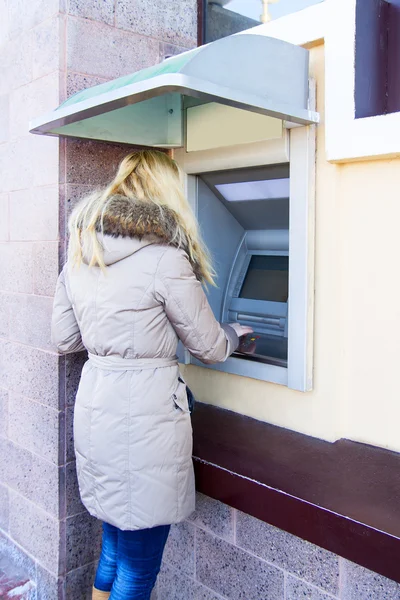 Νεαρή γυναίκα με atm της Τράπεζας — Φωτογραφία Αρχείου