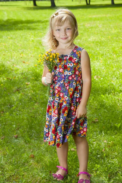花を持つ少女 — ストック写真