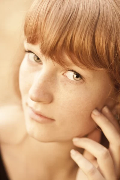 Ritratto di giovane bella donna dai capelli rossi — Foto Stock