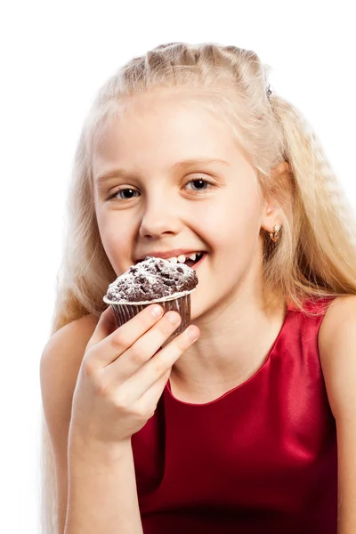 女の子はチョコレート ケーキをかむ — ストック写真