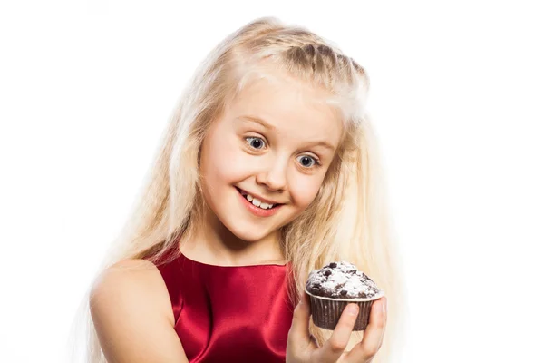 Chica sorprendida mirando pastel — Foto de Stock