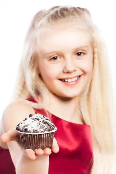 Menina dando no bolo — Fotografia de Stock