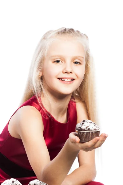 Girl givng at cake — Stock Photo, Image