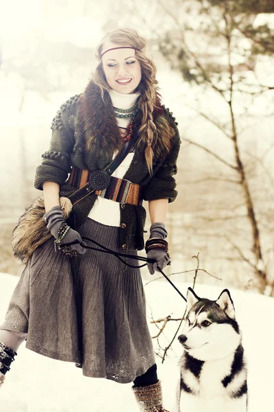Felice giovane donna in piedi con cane husky siberiano — Foto Stock