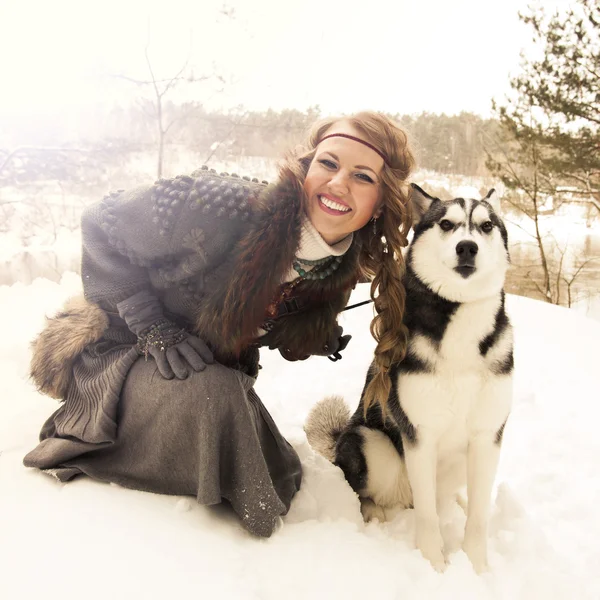 Joyeux jeune femme assise avec chien husky sibérien — Photo