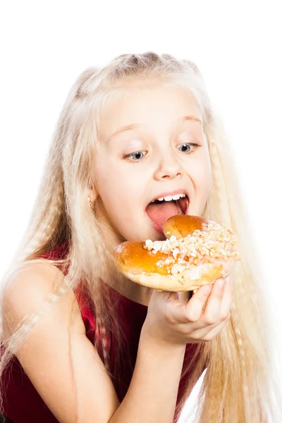 Mädchen beißt in ein Croissant — Stockfoto
