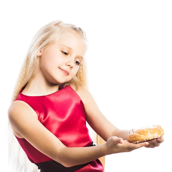 Flickan tittar på croissant — Stockfoto