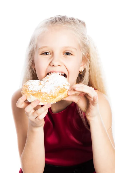 Flicka bita en croissant — Stockfoto