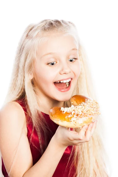 Mädchen beißt in ein Croissant — Stockfoto