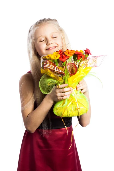 Schönes Mädchen mit Blumenstrauß — Stockfoto