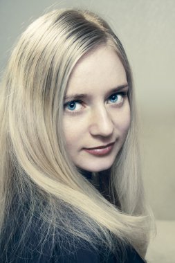 Güzel bir genç kadının portresi.