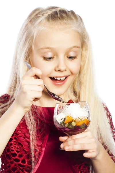 Hermosa chica rubia comiendo postre — Foto de Stock