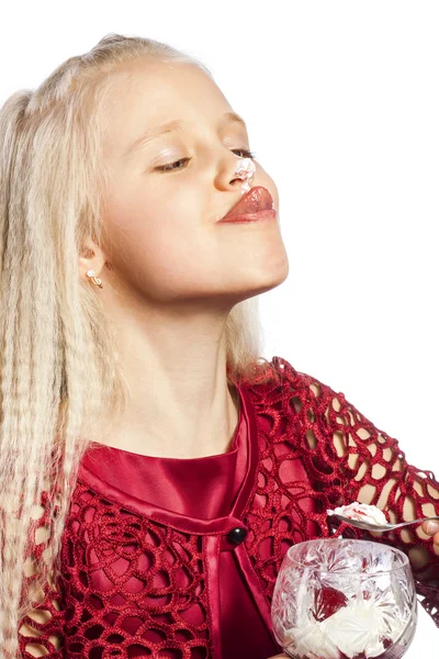 Menina loira bonita comer sobremesa — Fotografia de Stock