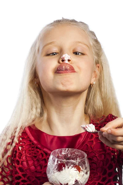 Prachtige blond meisje eten dessert — Stockfoto