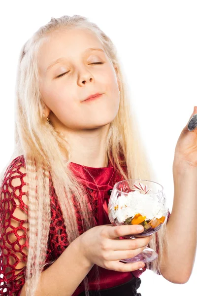 Krásná blondýnka jíst dezert — Stock fotografie