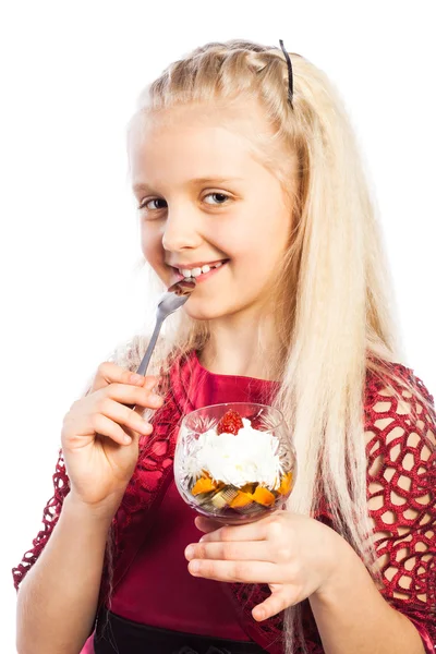 Vacker blond flicka äta efterrätt — Stockfoto