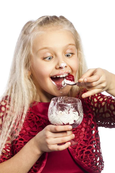 デザートを食べて美しいブロンドの女の子 — ストック写真