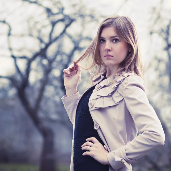 Giovane donna nel giardino autunnale — Foto Stock